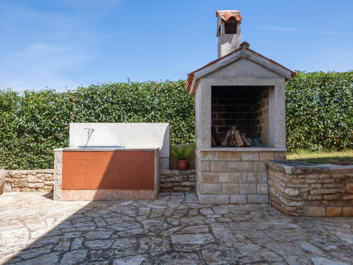 Secluded Apartment In Pore With Garden Porec Exterior photo