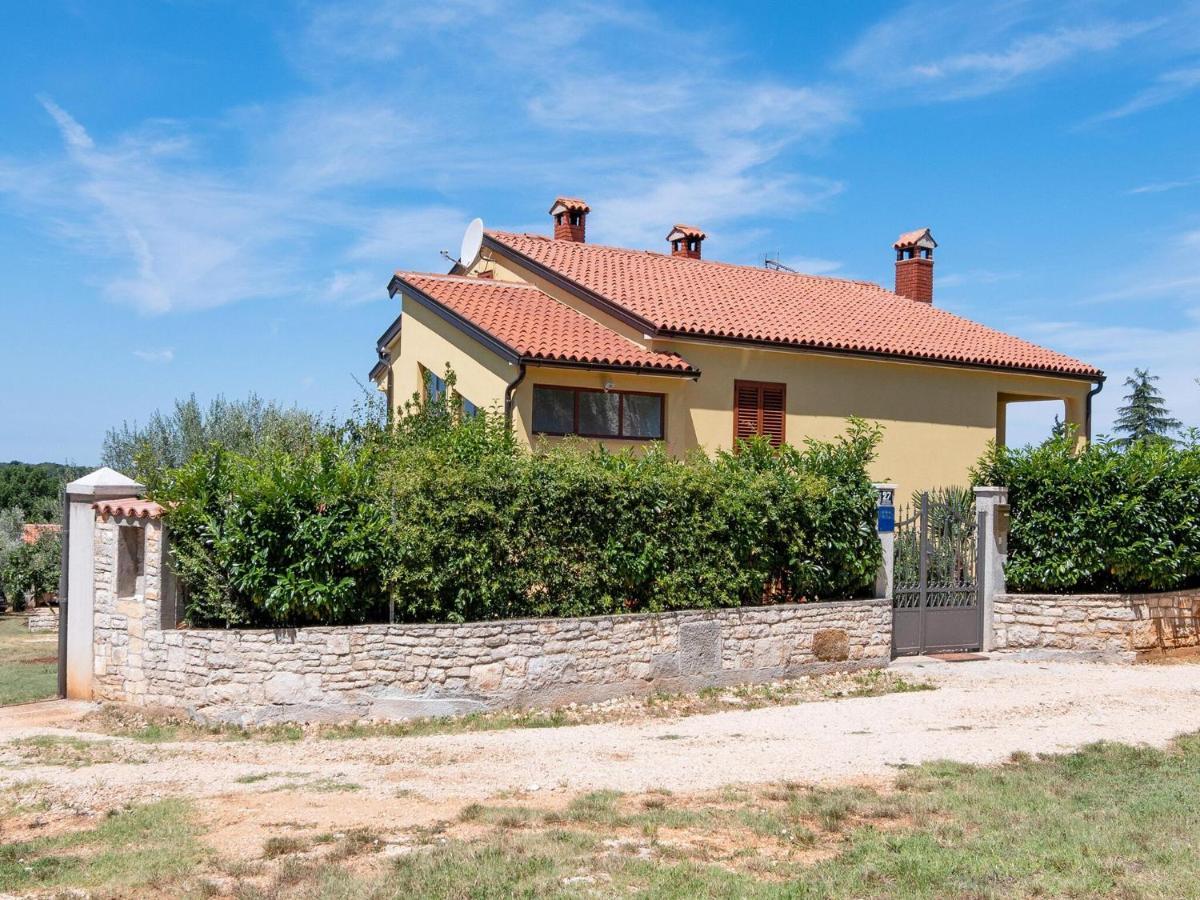 Secluded Apartment In Pore With Garden Porec Exterior photo